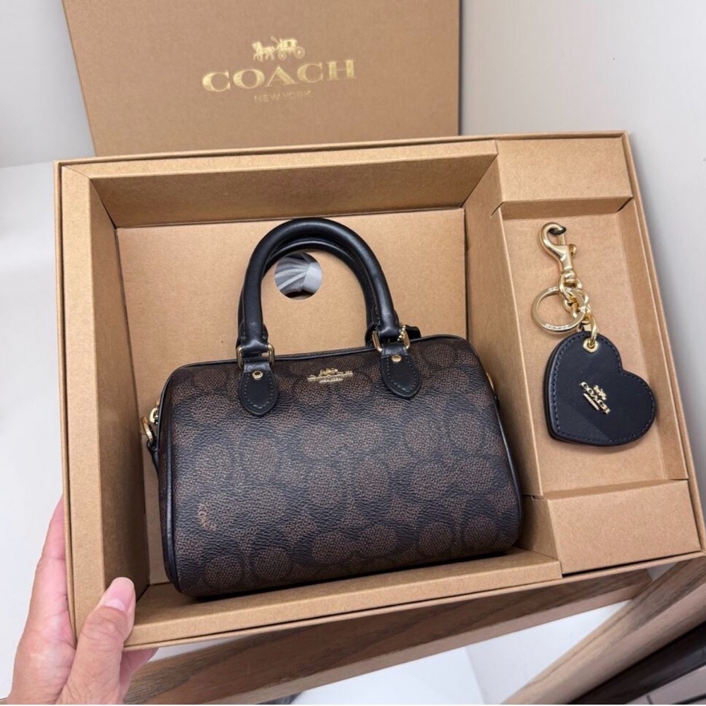 NEW!! ❤️🤩
Coach Boxed Mini Rowan Crossbody Bag Mirror Bag Charm Set CCL59
